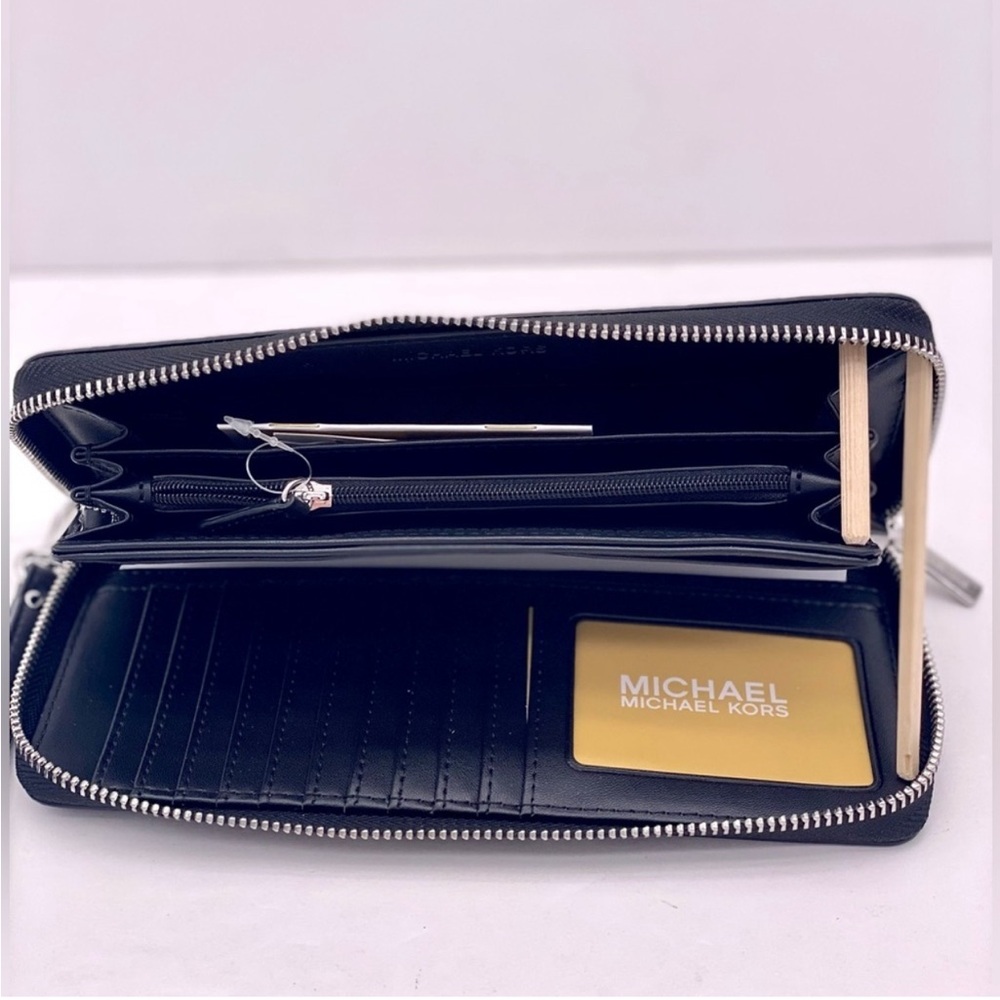 Michael Kors Jet Set Travel Large Signature
Logo and Metallic Continental Wallet - Picture 5 of 11